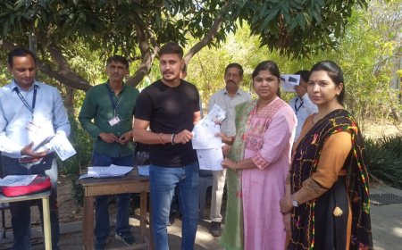 वोटर इंफॉर्मेशन स्लिप एवं वोटर गाइड का वितरण