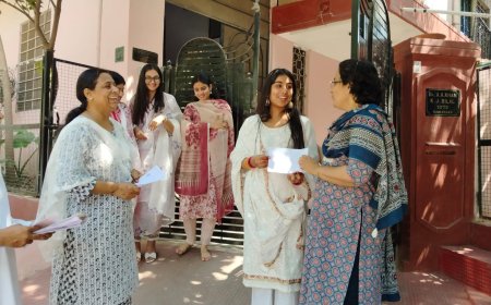 मतदाताओं को घर-घर जाकर दी जा रही वोटर इंफॉर्मेशन स्लिप