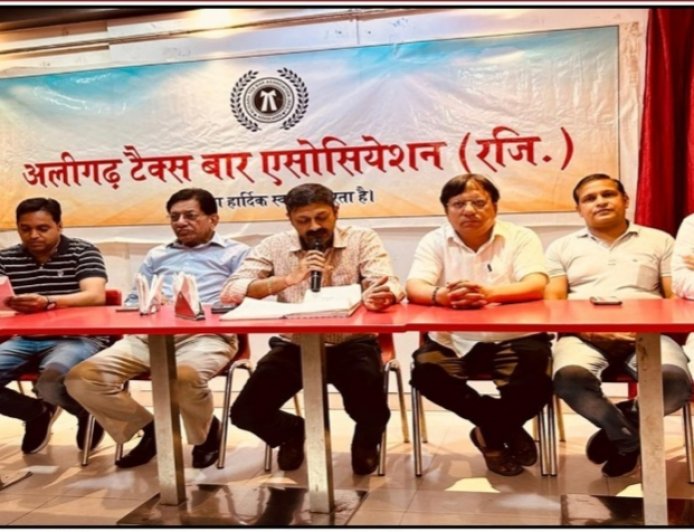 अलीगढ़ टैक्स बार एसोसिएशन का हुआ होली मिलन समारोह