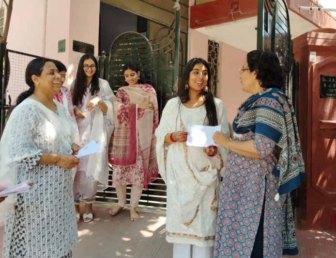 मतदाताओं को घर-घर जाकर दी जा रही वोटर इंफॉर्मेशन स्लिप