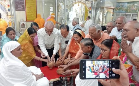 गाणिनी आर्यिका विज्ञाश्री माताजी को वरुण पथ समाज ने किया श्रीफल भेट