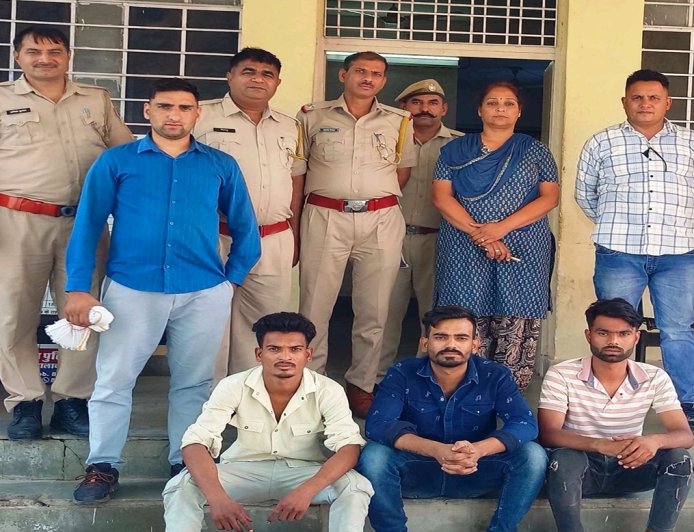 अपहरण लूटपाट करने वाला हिस्ट्रीशीटर दो साथी के साथ गिरफ्तार