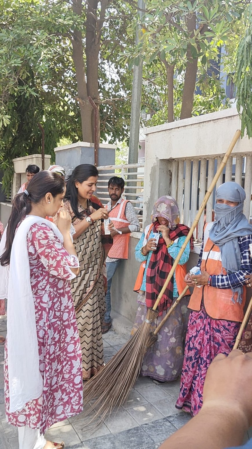 महापौर डॉ. सौम्या गुर्जर ने पक्षियों के लिये बाधे परिण्डे