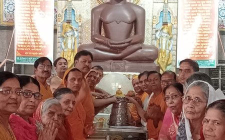 भगवान धर्मनाथ जी के मोक्ष कल्याण का निर्वाण लाडू अर्पित किया