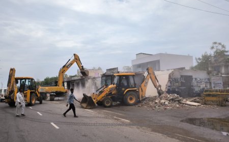 200 फीट सेक्टर रोड़ पर किये गये अवैध कब्जे-अतिक्रमणों को हटाए