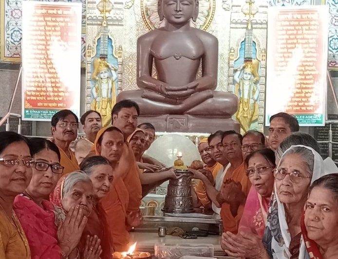 भगवान धर्मनाथ जी के मोक्ष कल्याण का निर्वाण लाडू अर्पित किया