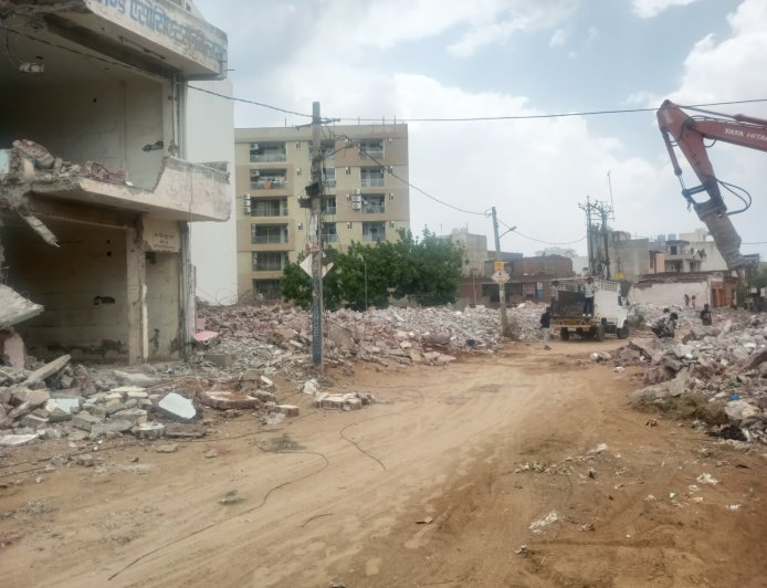 2.5 कि.मी. तक रोड़ सीमा में किये गये अवैध अतिक्रमणों हटाए