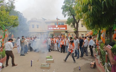 भाजपा कार्यालय में हुई आतिशबाजी