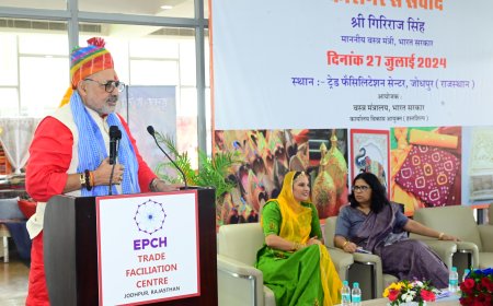 हस्तशिल्प के जीवंत प्रदर्शन से हुए अभीभूत हुए केंद्रीय वस्त्र मंत्री