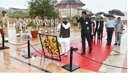 राज्यपाल बागडे ने  शहीदों को श्रद्धा सुमन अर्पित कर किया नमन