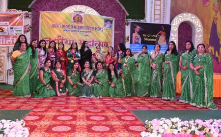 लहरिया महोत्सव में मॉडल्स ने किया रेम्प वॉक