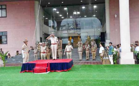 पुलिस महानिदेशक साहू ने किया पुलिस मुख्यालय में ध्वजारोहण