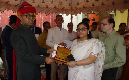 सहायक जनसंपर्क अधिकारी चारू मीणा को जिला कलक्टर ने किया सम्मानित