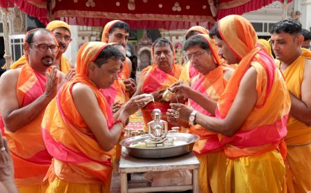 प्रभु भक्ति में विश्व शांति हेतु अर्घ चढ़ाये