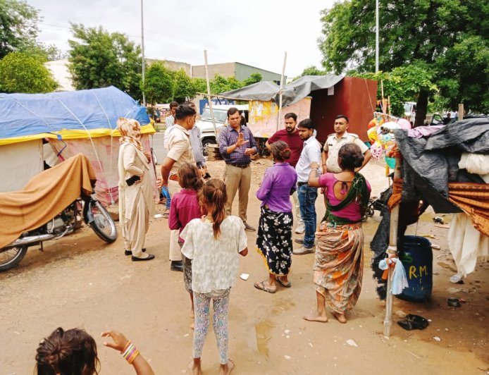 5 हजार रूपये का किया कैरिंग चार्ज वसूल, 8 केन्टर सामान जब्त