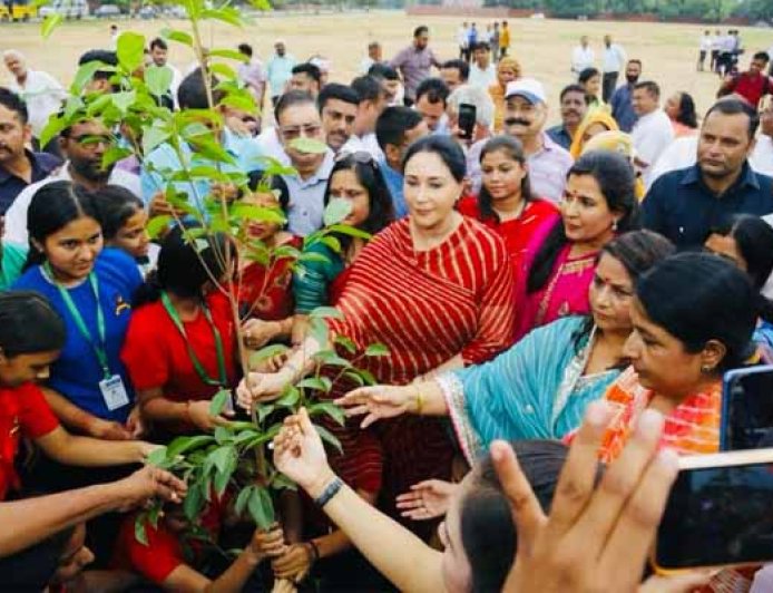 पेड़ लगाकर हम क्लाइमेट चेंज के दुष्परिणामों को रोक सकते हैं : उपमुख्यमंत्री दीया कुमारी