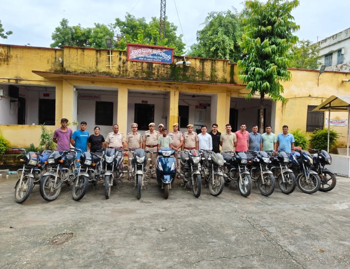 चोरी की मोटर साईकिल खरीदने वाले सरगना सहित दो आरोपी गिरफ्तार, एक नाबालिग डिटेन