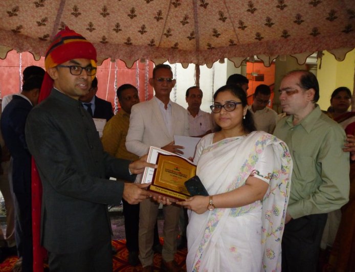 सहायक जनसंपर्क अधिकारी चारू मीणा को जिला कलक्टर ने किया सम्मानित
