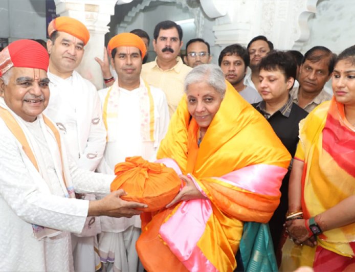 वित्त मंत्री ने किए प्रभु श्रीनाथजी के दर्शन