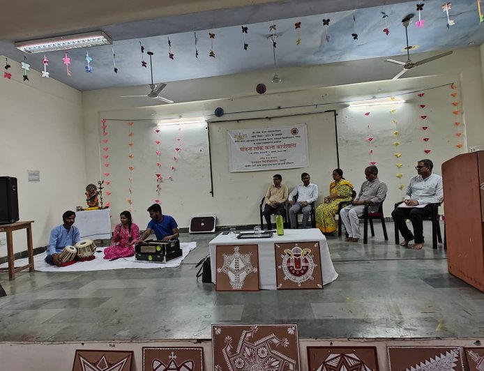 लोक कलाओं व कलाकारों को मिले पहचान