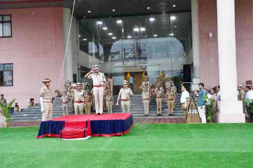 पुलिस महानिदेशक साहू ने किया पुलिस मुख्यालय में ध्वजारोहण