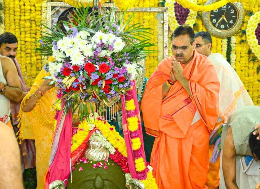 महाकालेश्वर मंदिर में पूजा-अर्चना कर प्रदेश की सुख-समृद्धि की कामना की