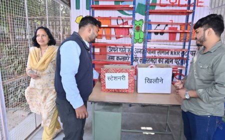 खिलौने, कपड़े, स्टेशनरी पाकर चेहरों पर खिली मुस्कान