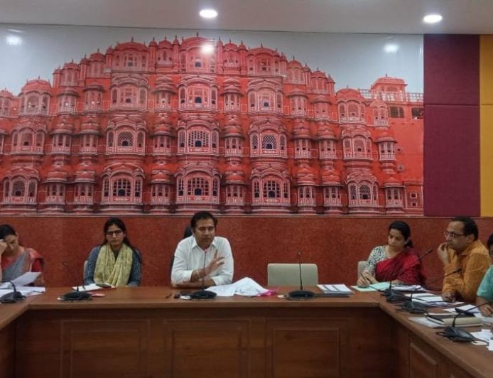साप्ताहिक समीक्षा बैठक में अधिकारियों को दिये निर्देश