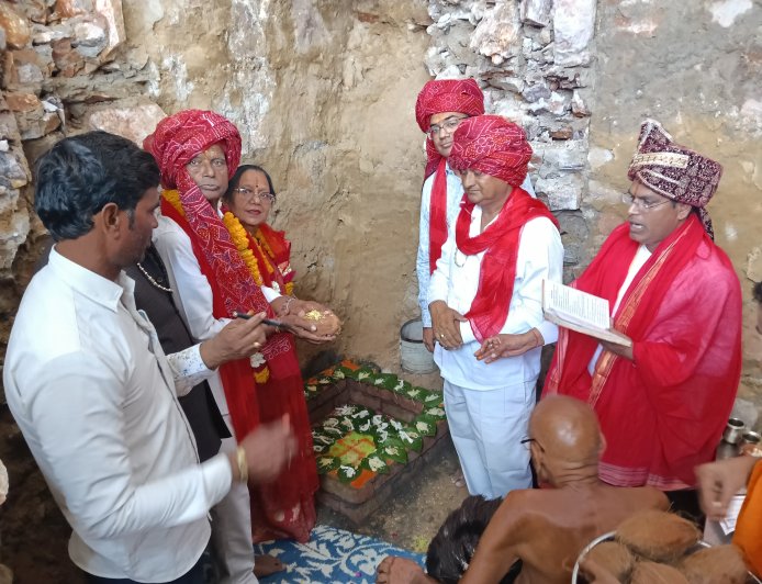 विधि विधान पूर्वक शिलाएं रखकर बेंक्विट हाल का शिलान्यास किया