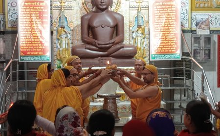 भगवान सुपार्श्वनाथ जी के मोक्ष कल्याण का निर्वाण लाडू अर्पित किया