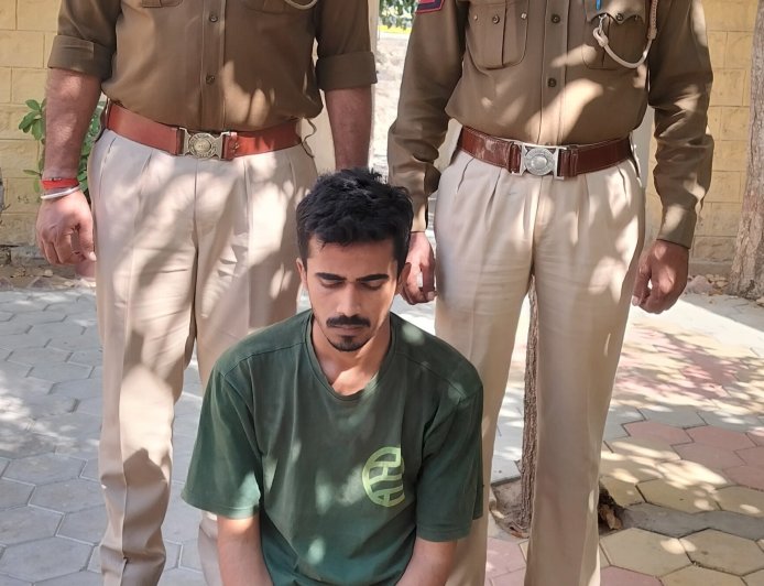 क्रिकेट मैच पर ऑनलाइन सट्टा लगाते एक सटोरिया गिरफ्तार, दो लैपटॉप, 9 मोबाइल व लाखों रुपए का हिसाब किताब जब्त