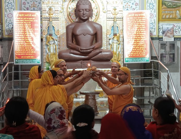 भगवान सुपार्श्वनाथ जी के मोक्ष कल्याण का निर्वाण लाडू अर्पित किया