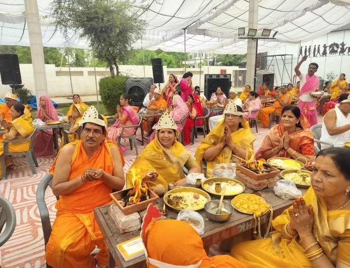 जयकारो के उद्घोष से नवीन वेदी में विराजमान हुए श्रीजी