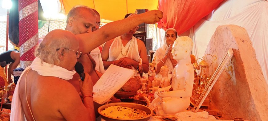 जयकारों के साथ नवीन वेदी पर विराजमान हुए भगवान