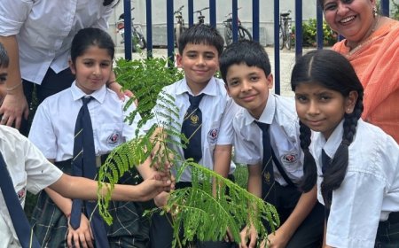 बच्चों ने वन महोत्सव पर किया पौधारोपण