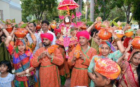 बीकानेर हाउस में आयोजित साप्ताहिक तीजोत्सव में निकाली गई तीज माता की सवारी