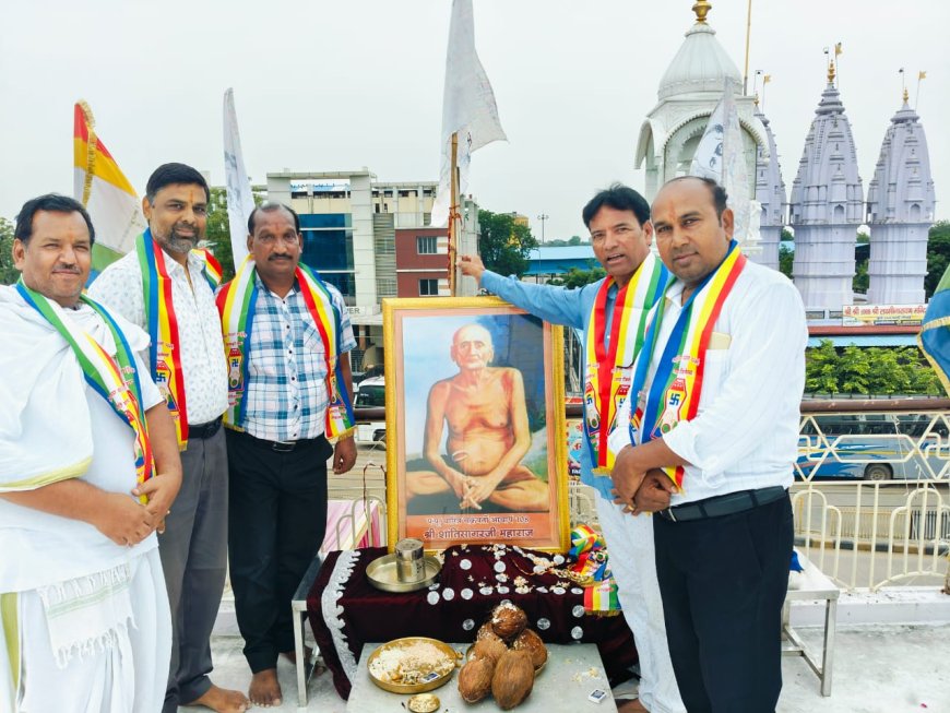 आचार्य शांतिसागर महाराज के शताब्दी महोत्सव के उपलक्ष्य में युवाओं ने पूजा अर्चना की