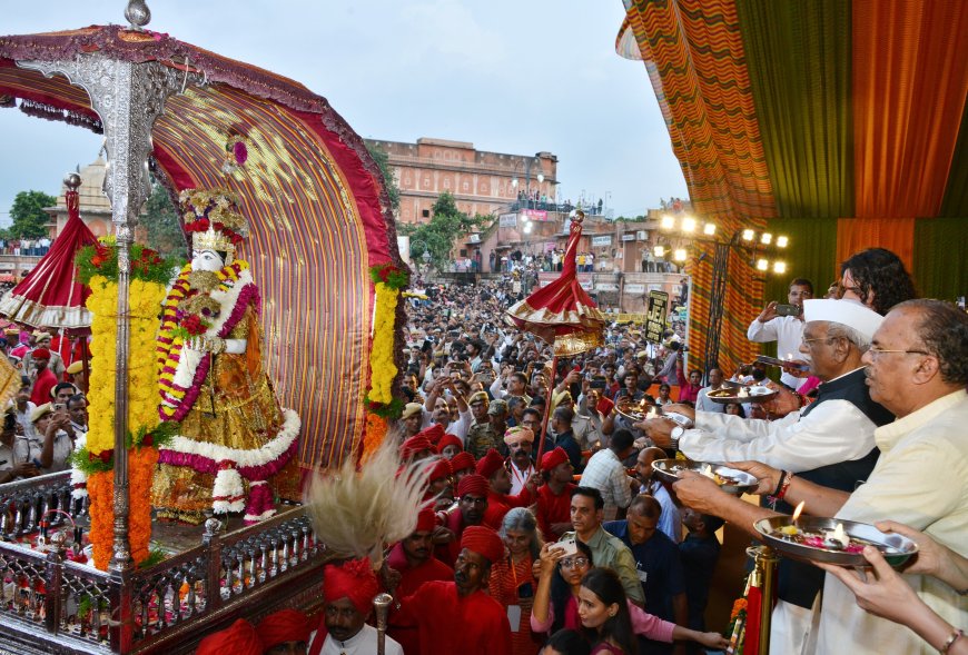 शाही लवाजमे के साथ निकली तीज माता की सवारी