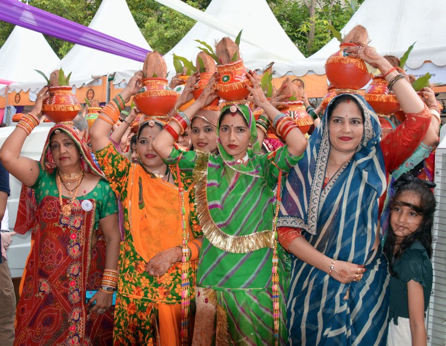 बीकानेर हाउस में आयोजित साप्ताहिक तीजोत्सव में निकाली गई तीज माता की सवारी