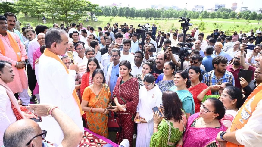 पर्यावरण को स्वच्छ एवं हरित बनाने के लिए कम से कम एक पेड़ अपनी मां के नाम अवश्य लगाएं:— मदन राठौड़