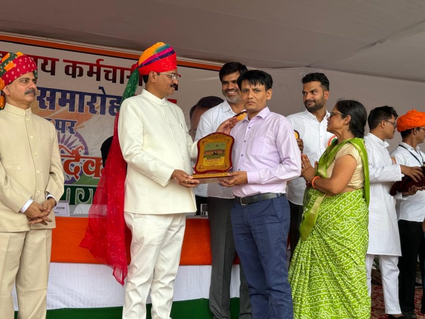 स्वाधीनता दिवस पर सूचना एवं जनसंपर्क विभाग के कार्मिक हुए सम्मानित