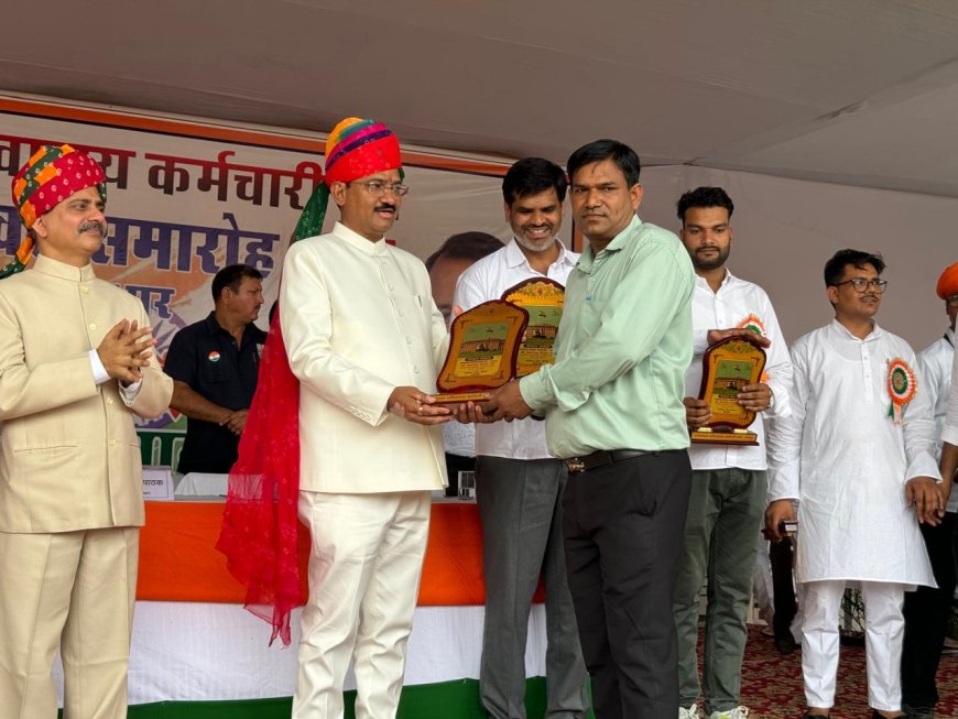 स्वाधीनता दिवस पर सूचना एवं जनसंपर्क विभाग के कार्मिक हुए सम्मानित