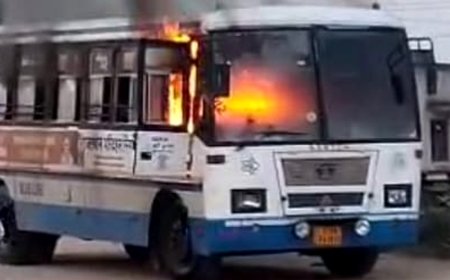 शॉर्ट सर्किट से  रोडवेज की बस में अचानक लगी आग