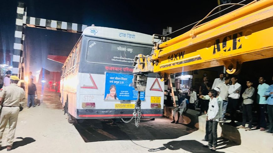 शॉर्ट सर्किट से  रोडवेज की बस में अचानक लगी आग