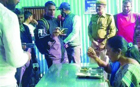 कलेक्टर ने अन्नपूर्णा रसोई में खाना खाया,  खाने में  तेज लगी मिर्ची