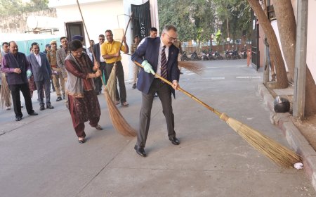 डीजीपी ने थामी झाड़ू, अधिकारी भी हुए प्रोत्साहित
