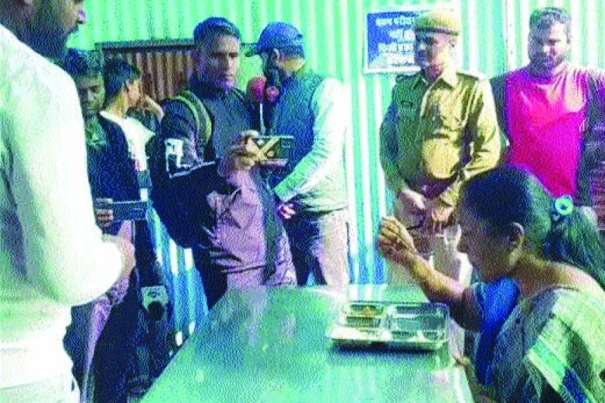 कलेक्टर ने अन्नपूर्णा रसोई में खाना खाया,  खाने में  तेज लगी मिर्ची