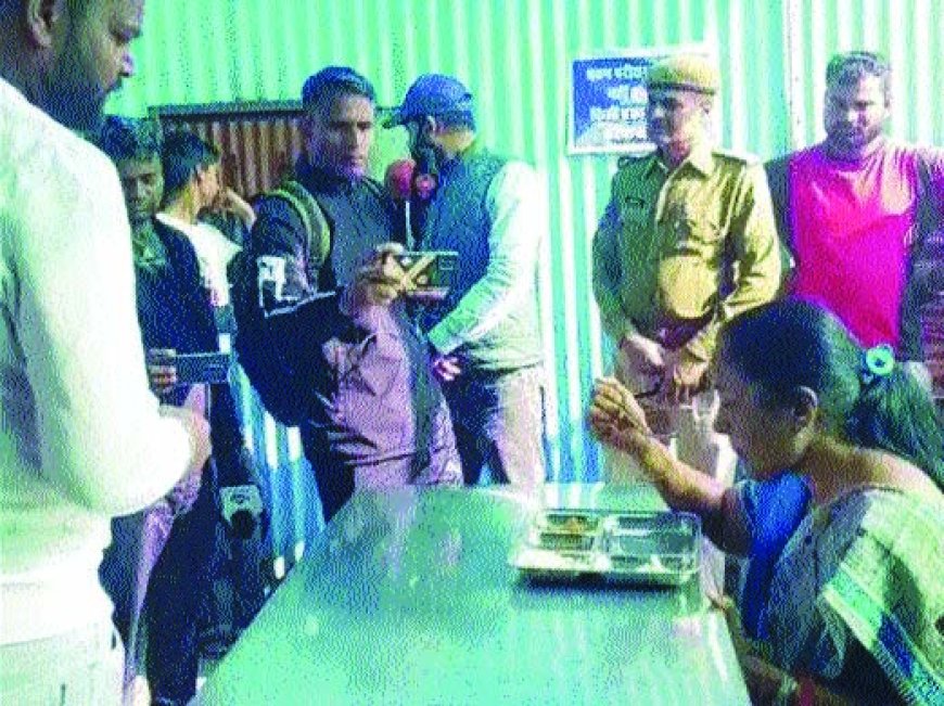 कलेक्टर ने अन्नपूर्णा रसोई में खाना खाया,  खाने में  तेज लगी मिर्ची