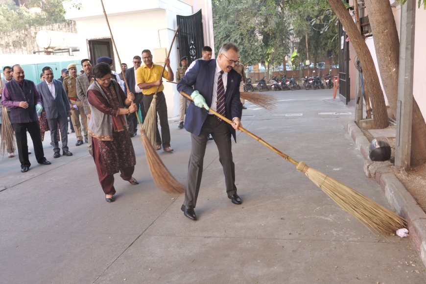 डीजीपी ने थामी झाड़ू, अधिकारी भी हुए प्रोत्साहित