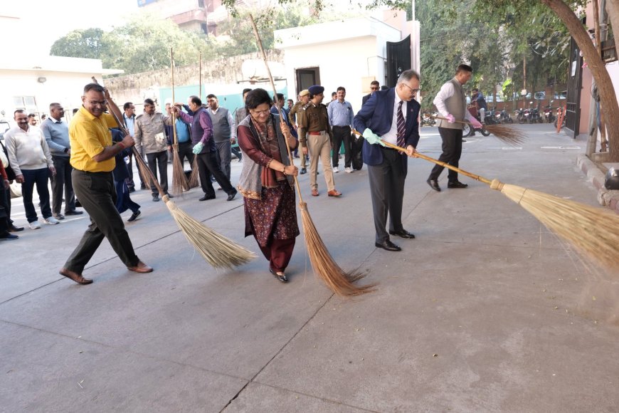 डीजीपी ने थामी झाड़ू, अधिकारी भी हुए प्रोत्साहित